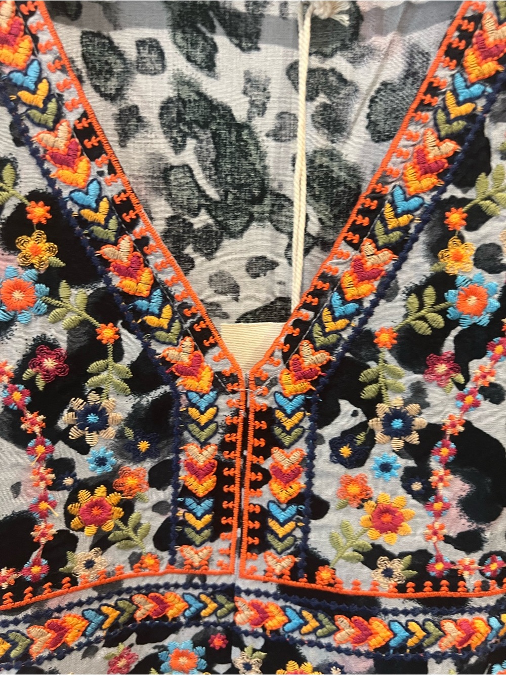NWT Savanna Jane V-Neck Top with Multicolor Embroidery Size Small - Picture 9 of 16